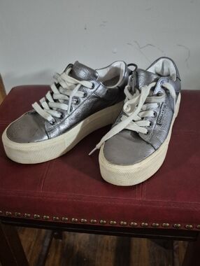 KENDALL AND KYLIE CHROME SNEAKERS Ladies Suze 61/2